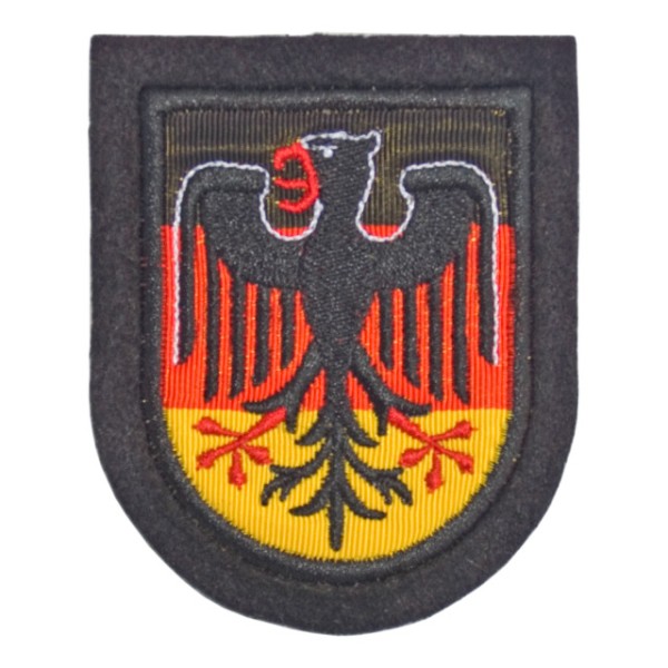 Nationalitätenkennzeichen auf schwarzem