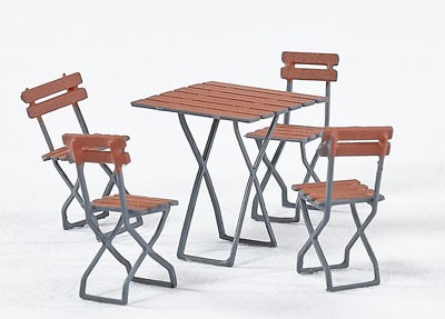 Gaststätten-Klappstühle mit kleinem Tisch