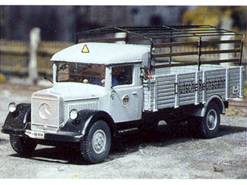 LKW mit Schlafkabine und hoher Pritsche