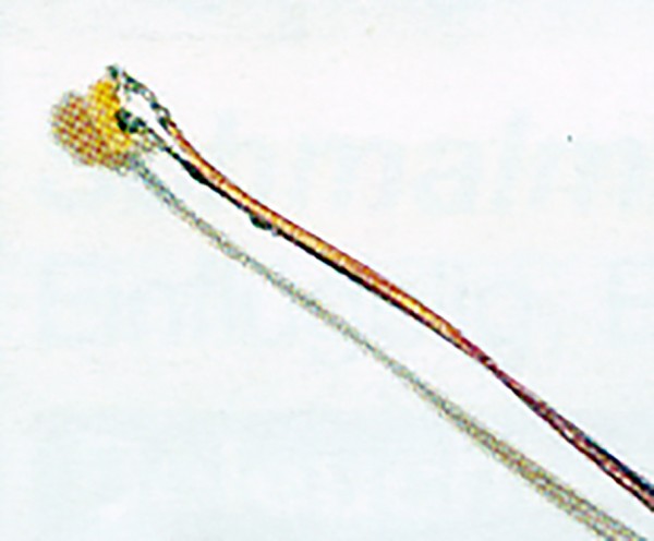 Mini-SMD-LED 402, warmweiß mit angelöteten Kupferlackdrähten und 1 kOhm Widerstand