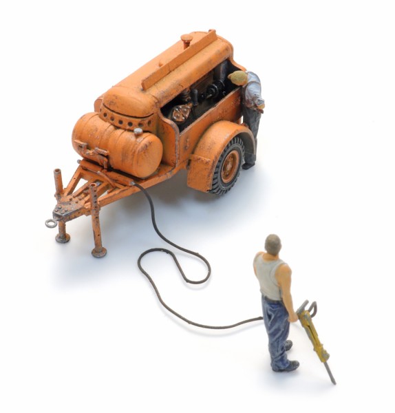 Kompressoranhänger mit Drucklufthammer (2 Figuren)
