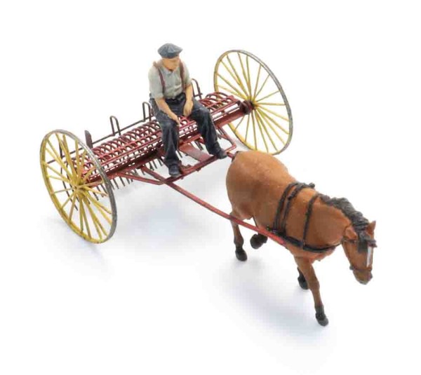 Heurechen mit Pferd und Figur