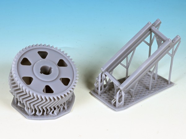 Ladegut für Tiefladewagen - Pfeilverzahntes Großritzel auf Holzgestell - 3D-Druck
